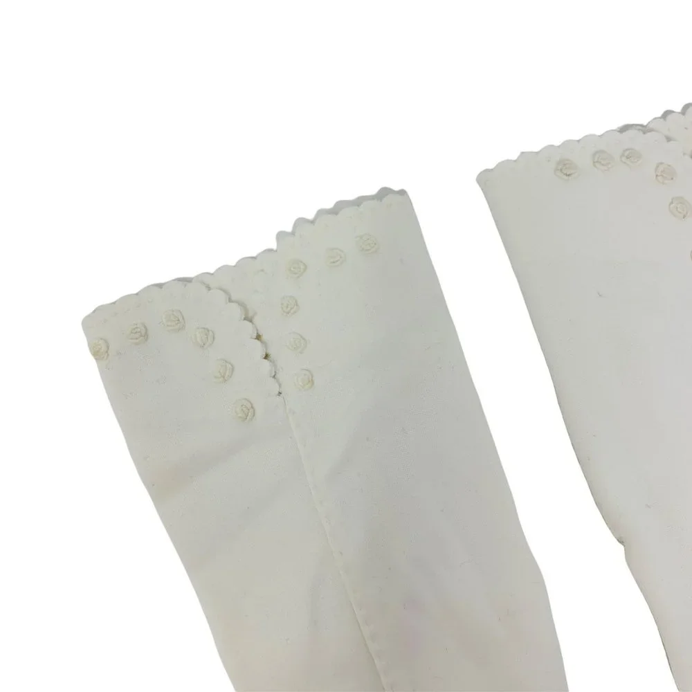 Vintage 1950s White Scalloped Floral Detail Wrist Gloves 7.5
